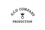 logo para tienda online de ropa y accesorios nombre: G.C.O Company production semi arqueado sin color de fondo letra de color negro estilo maquina de escribir con una corona y un anillo pequeñito en el centro del semi arco